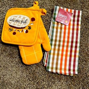 Welcome fall Oven mitt set plus kitchen towel. Brand new